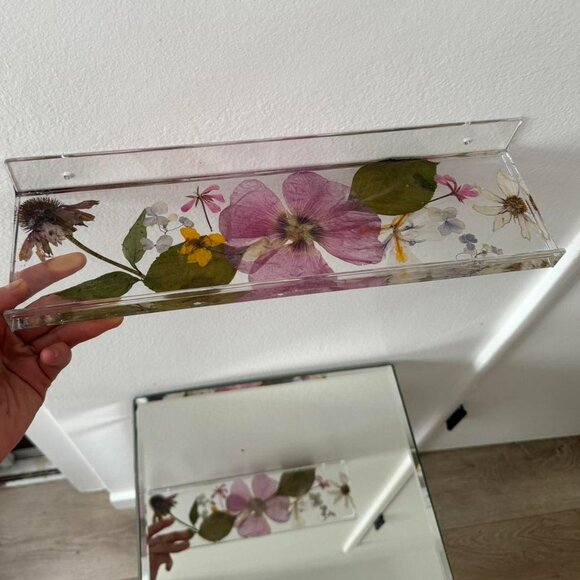 Acrylic floating shelf with real hand picked and pressed flower design - Picture 5 of 5